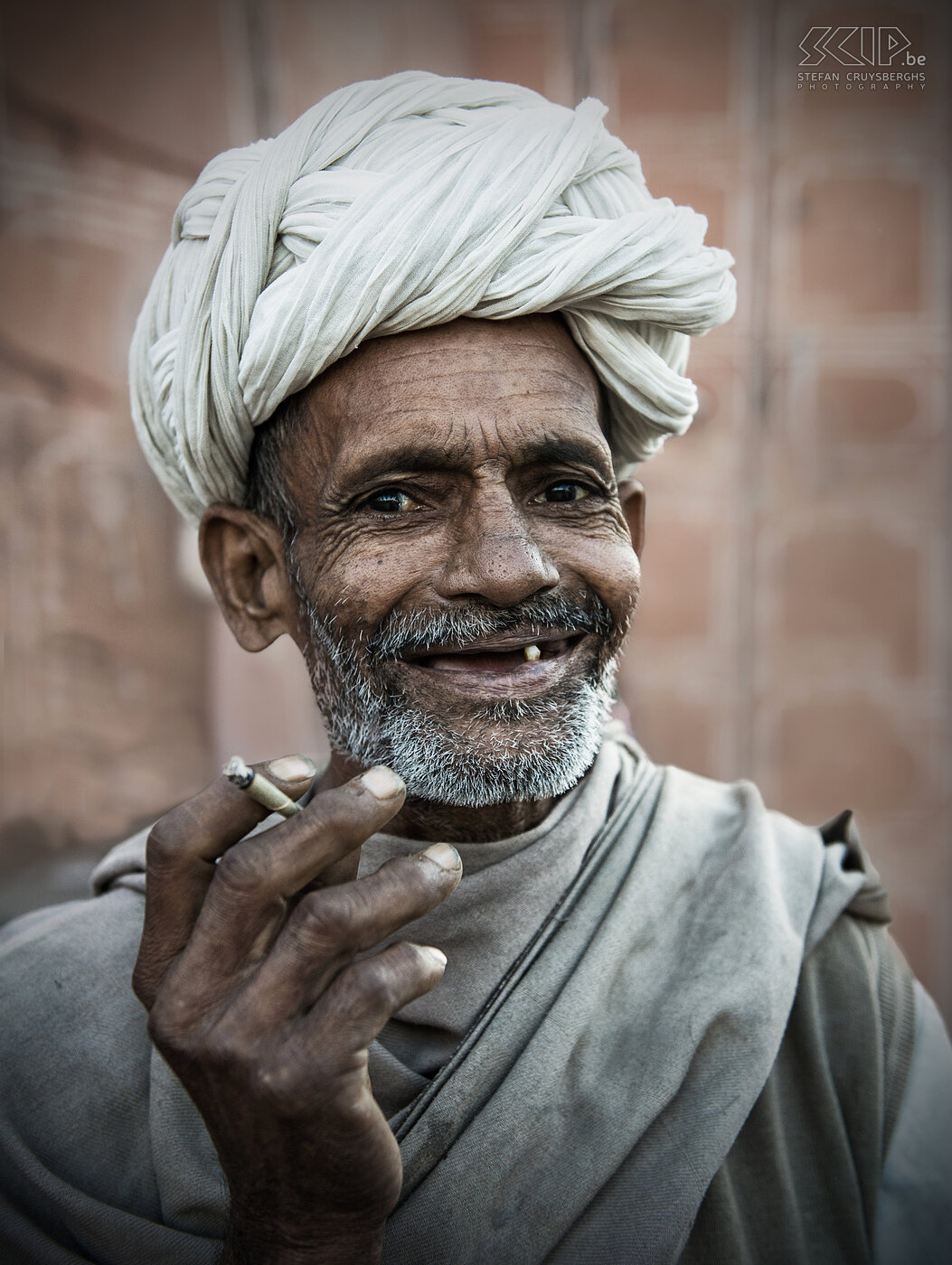 Jaipur - Laughing man A laughing man with one tooth in the early morning in Jaipur city near the Chandpole gate. Stefan Cruysberghs